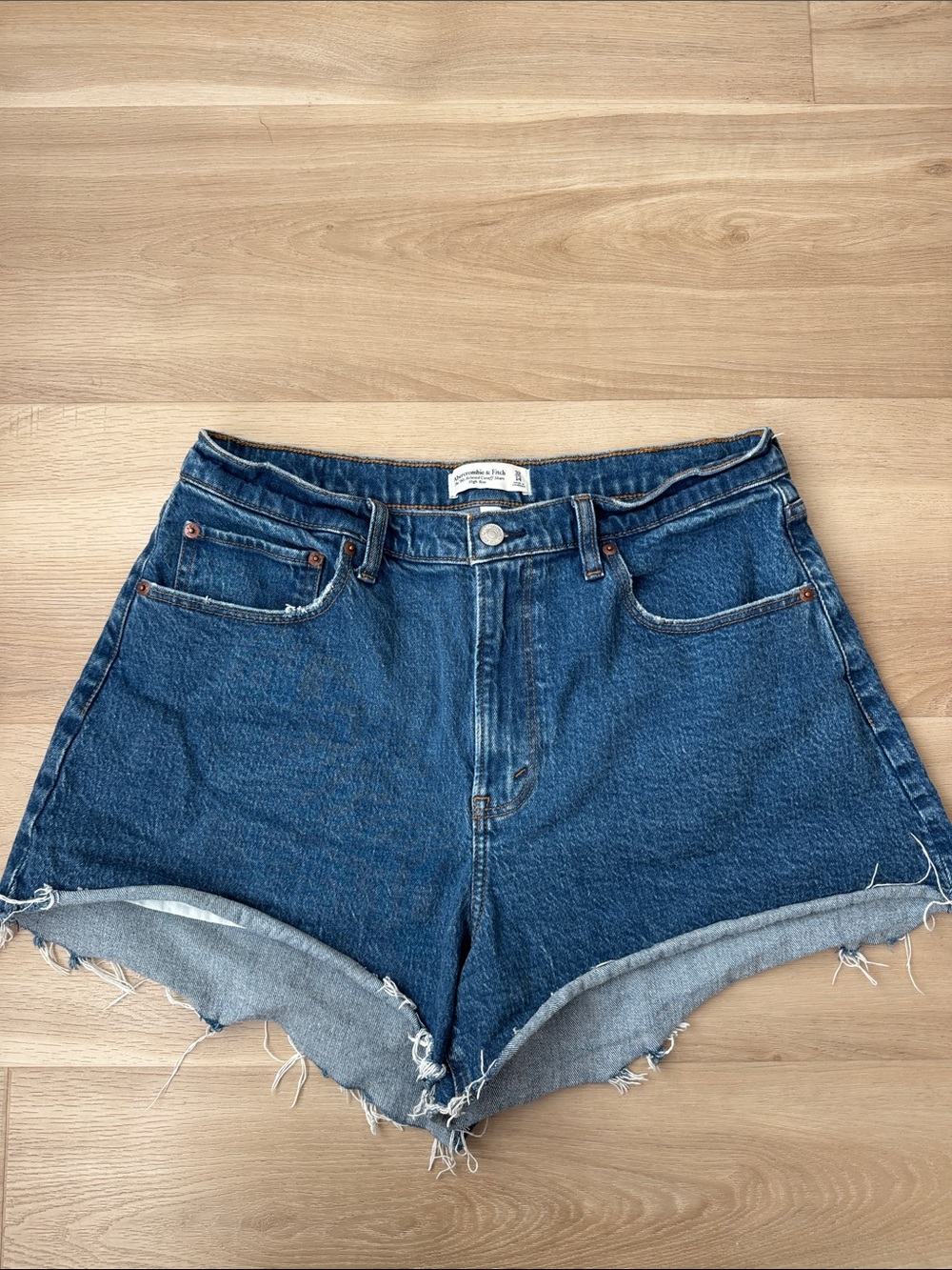 Abercrombie - Curve Love The 90’s Relaxed Cut Off Shorts